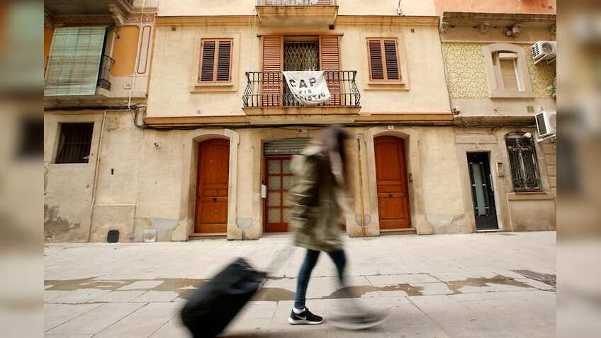 Airbnb backs off fight with governments, offers policy suggestions