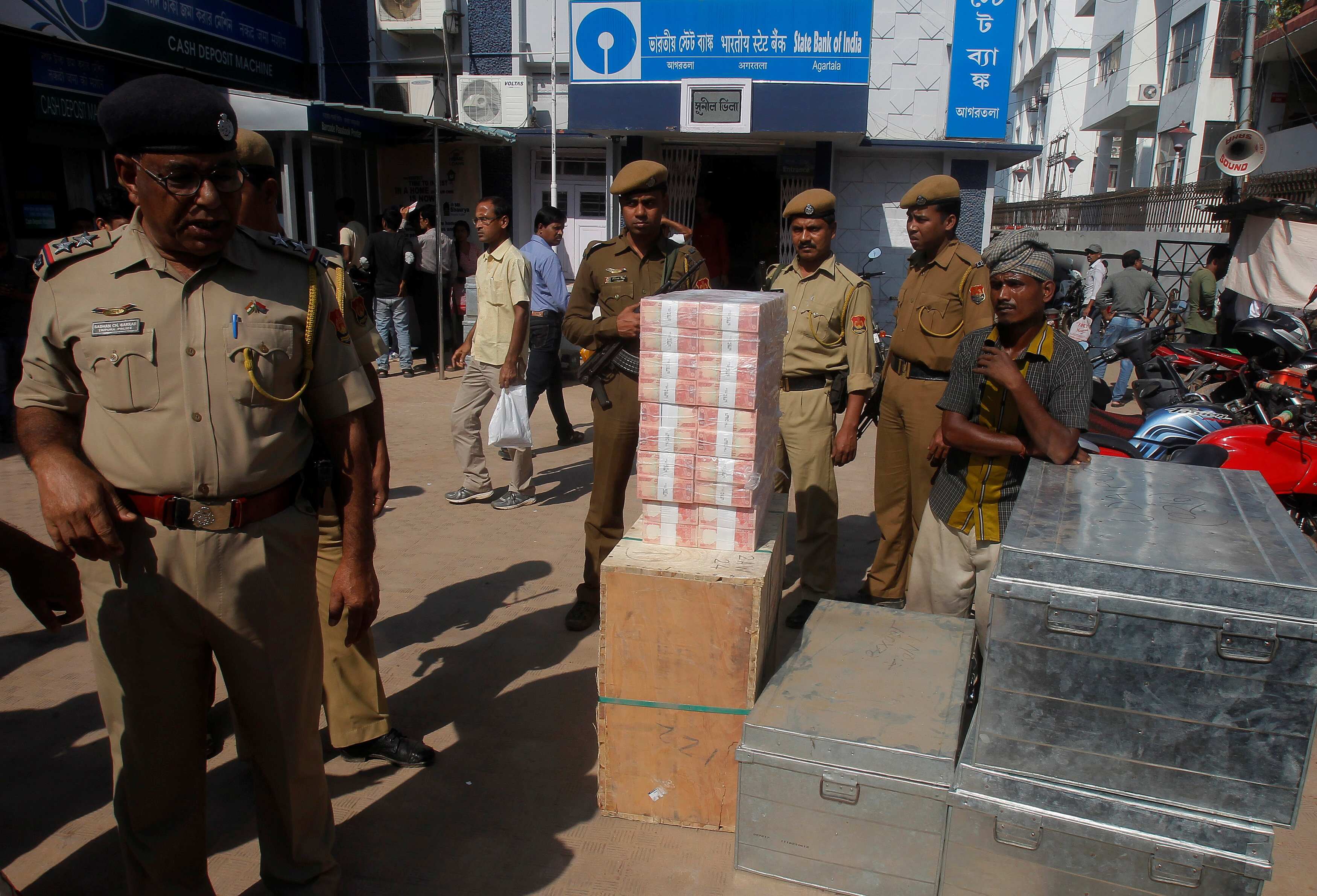ED arrests 7 middlemen; seizes Rs 93 lakh new notes in Karnataka