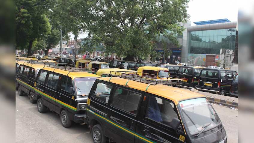 ‘Kaali-peeli’ taxis may soon run on Ola, Uber apps