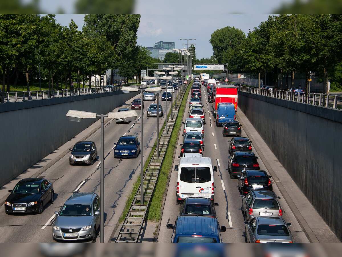 Carmakers offer up to Rs 1 lakh discount