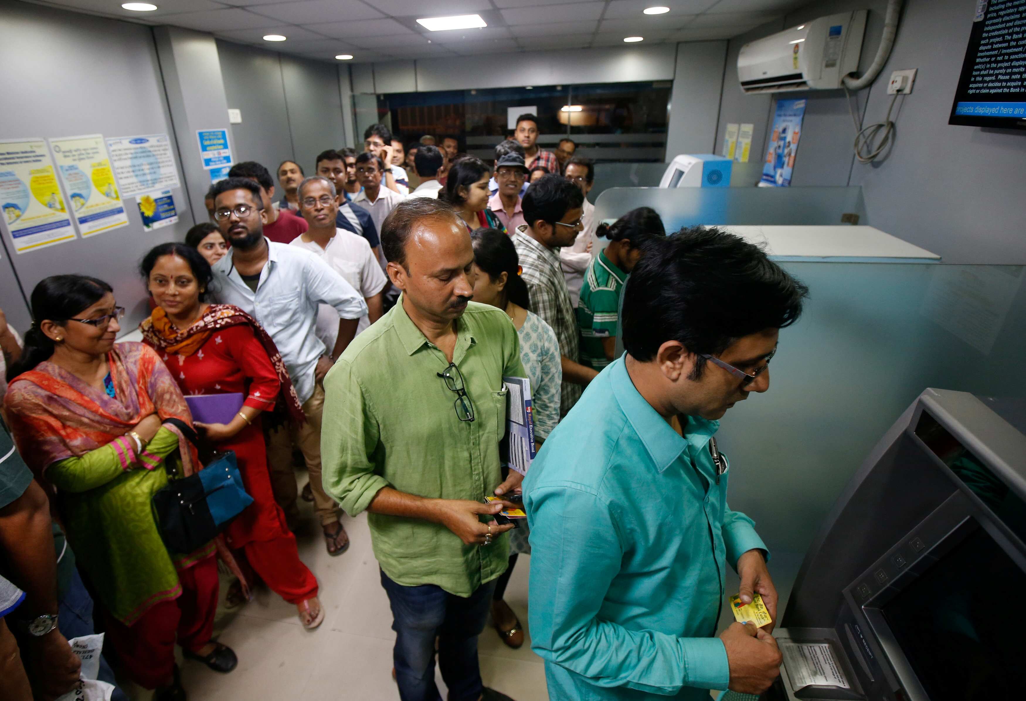 Demonetisation: RBI enhances ATM withdrawal limit to Rs 4,500 per day from January 1 