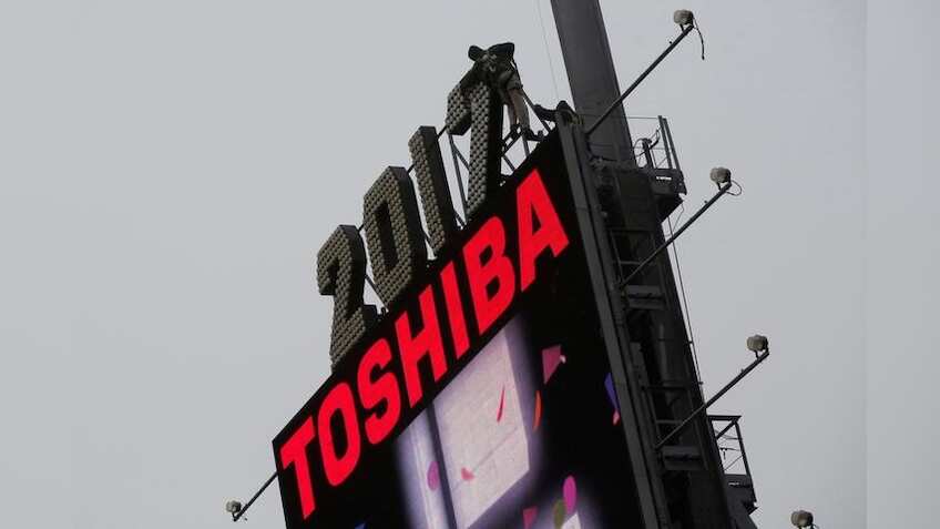 As nuclear loss grows, Toshiba needs chip investors, soon