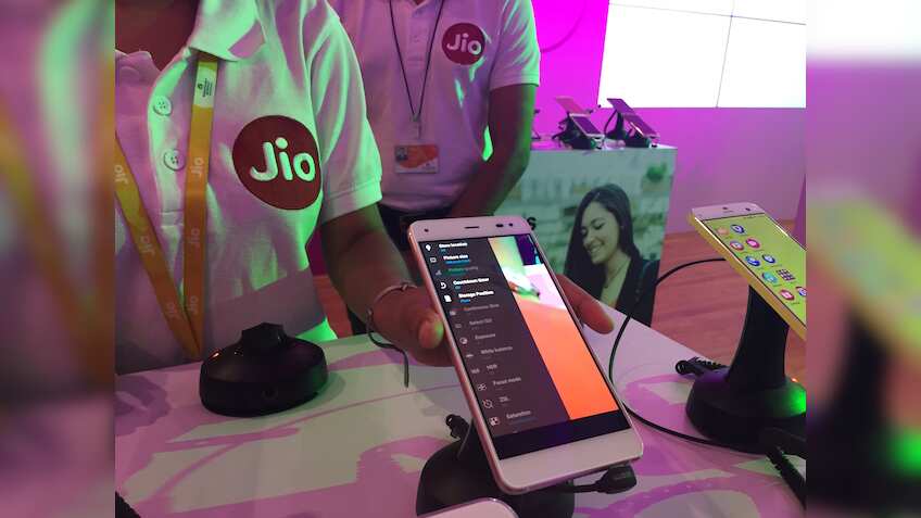 Reliance Jio captures largest chunk of broadband market in December