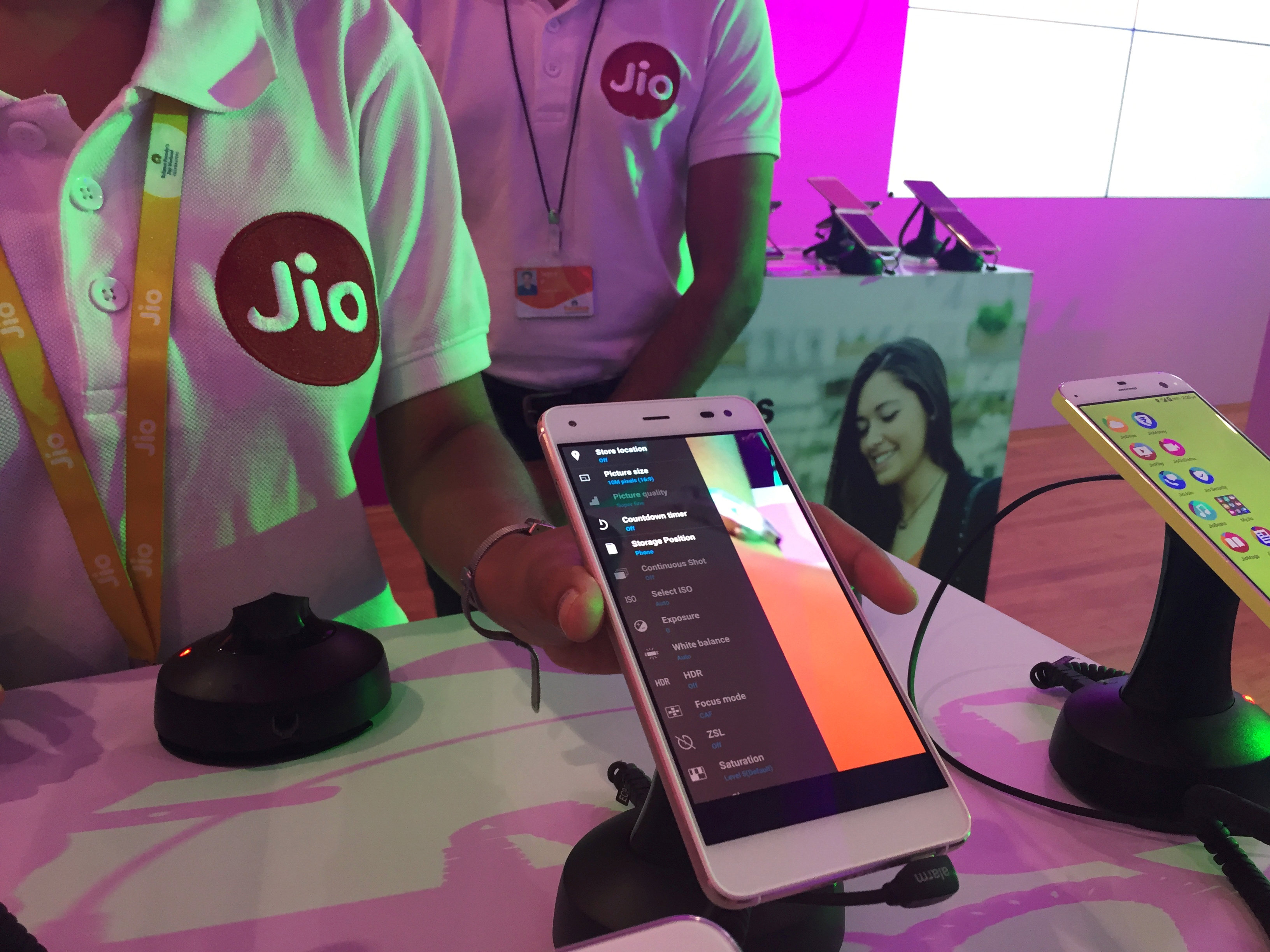 Reliance Jio captures largest chunk of broadband market in December