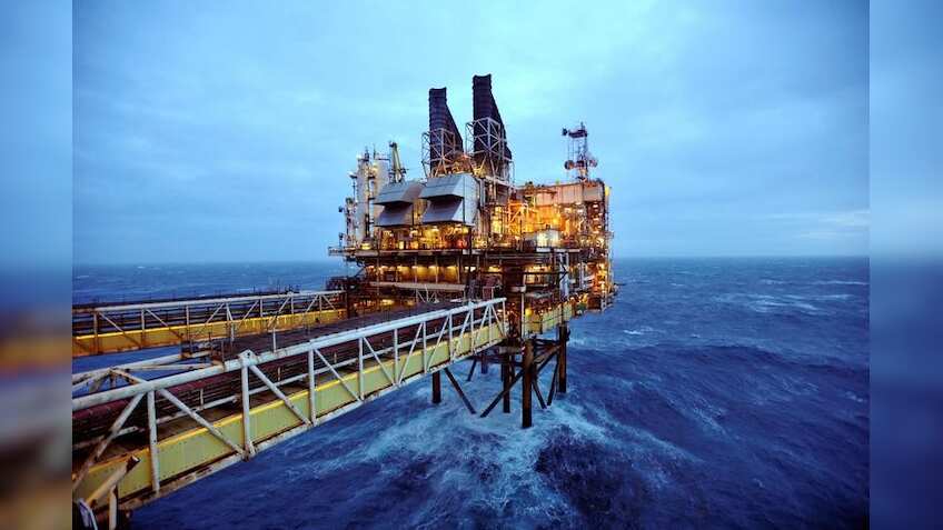 Oil prices hit three-month low as U.S. rig count climbs