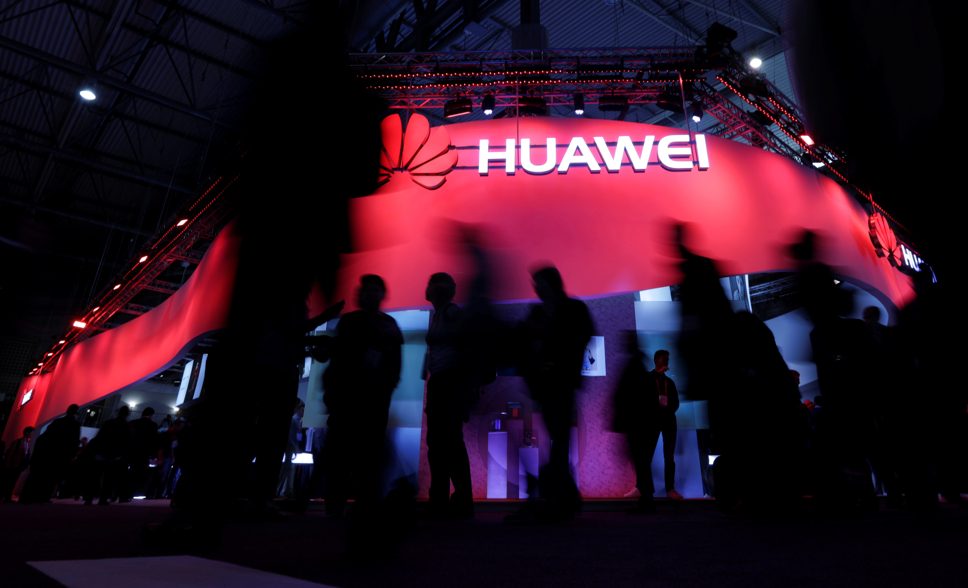Huawei launches budget version of flagship smartphone P10