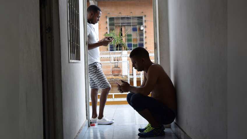 Only 1% Indians spend over Rs 800 per month on their mobile phone bills 