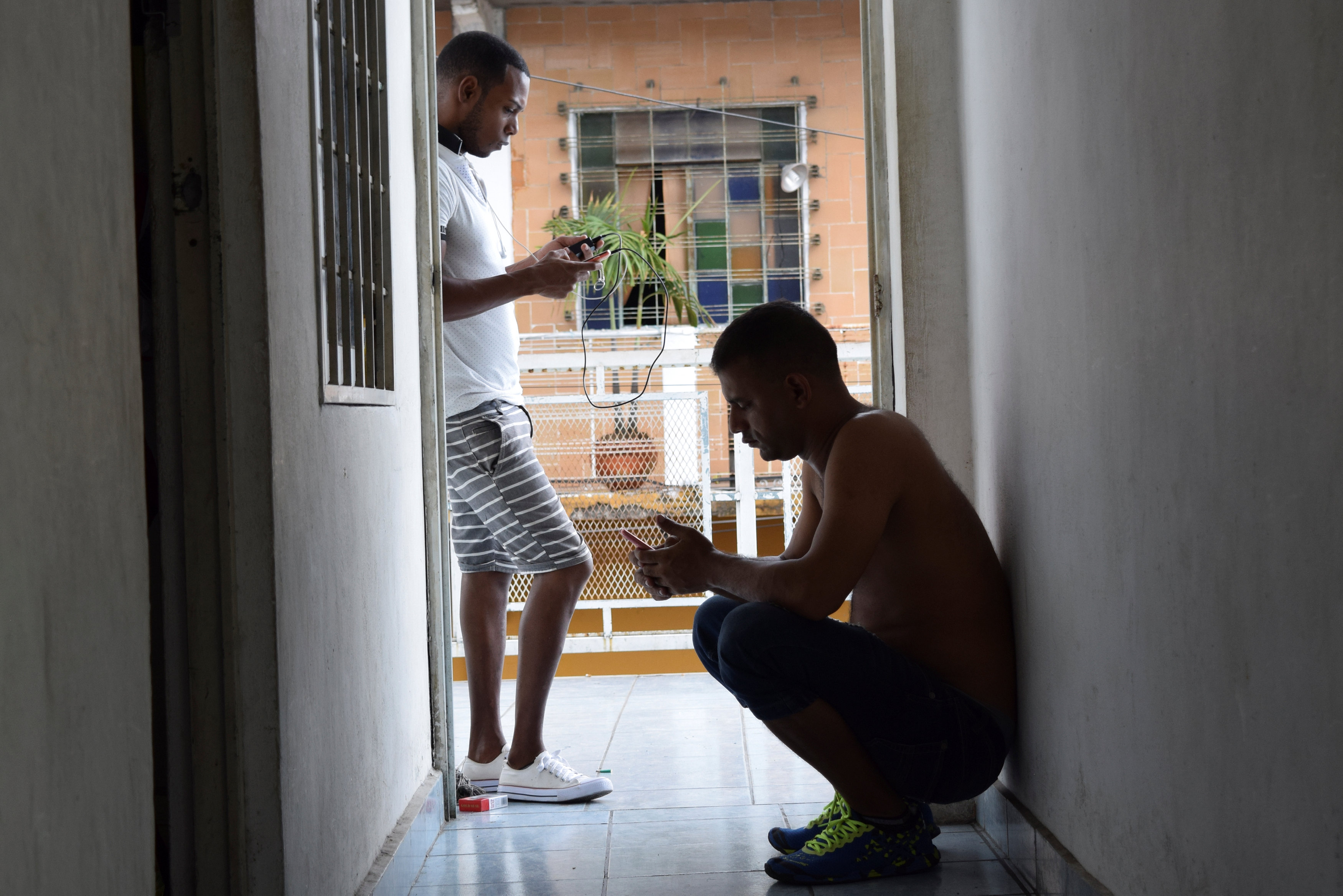 Only 1% Indians spend over Rs 800 per month on their mobile phone bills