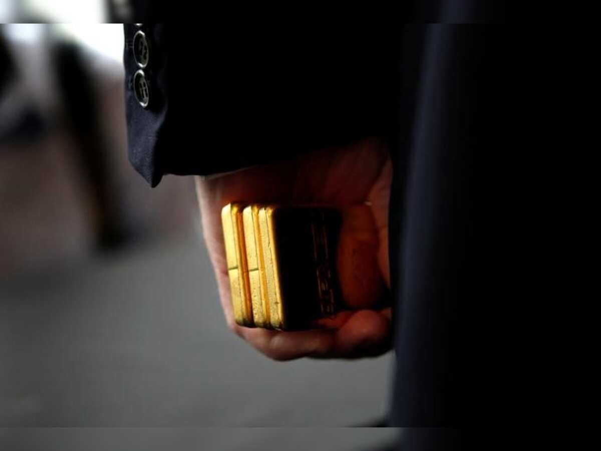 Gold rises to 1-week high on weaker dollar,