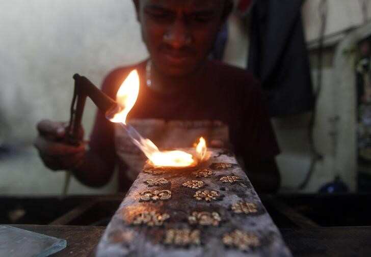 Gold steady on weak dollar, geopolitical worries