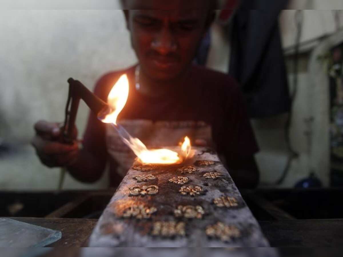 Gold steady on weak dollar, geopolitical worries