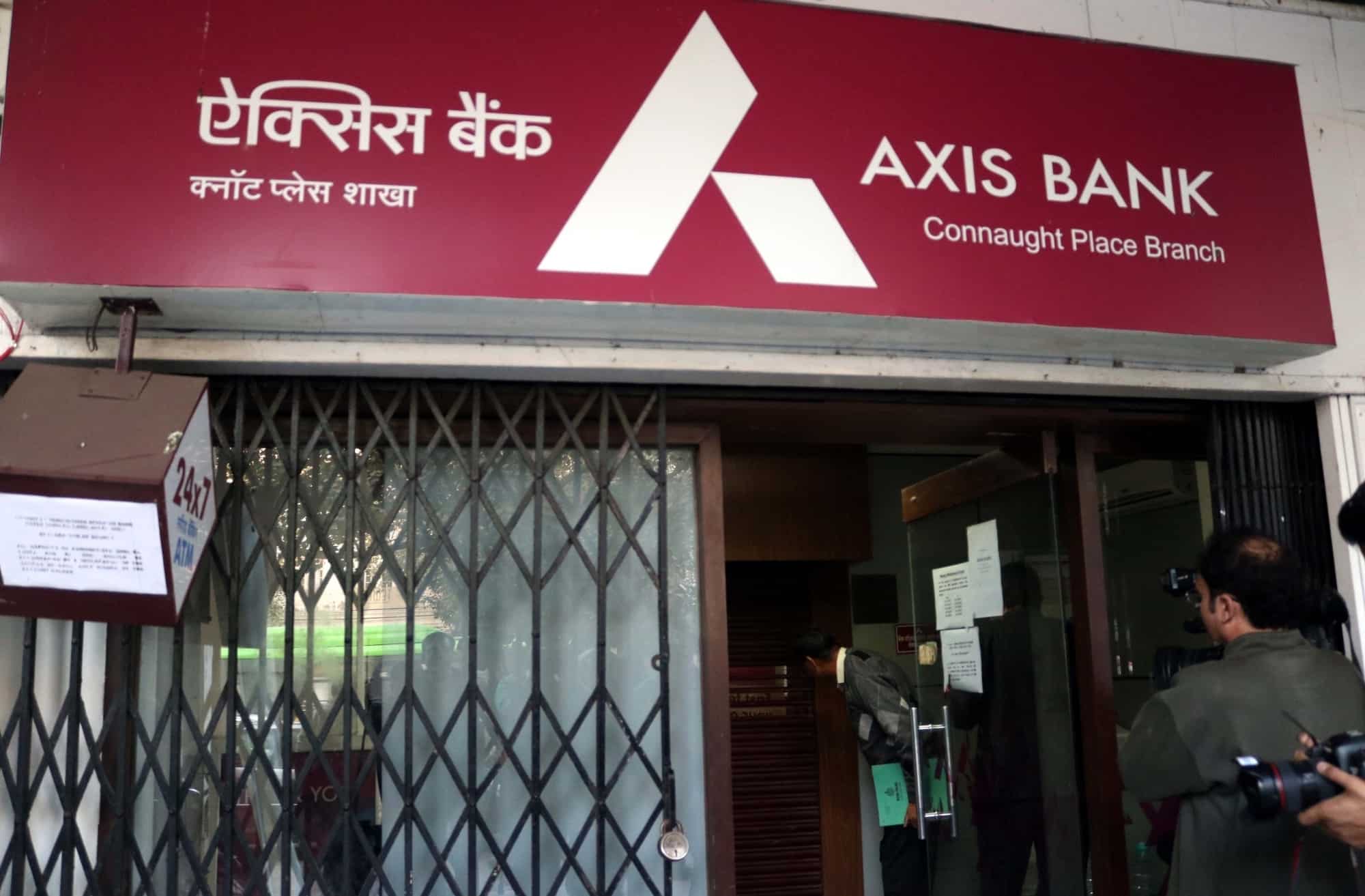 Axis Bank's Q4 net profit jumps by 111% to Rs 1225 crore
