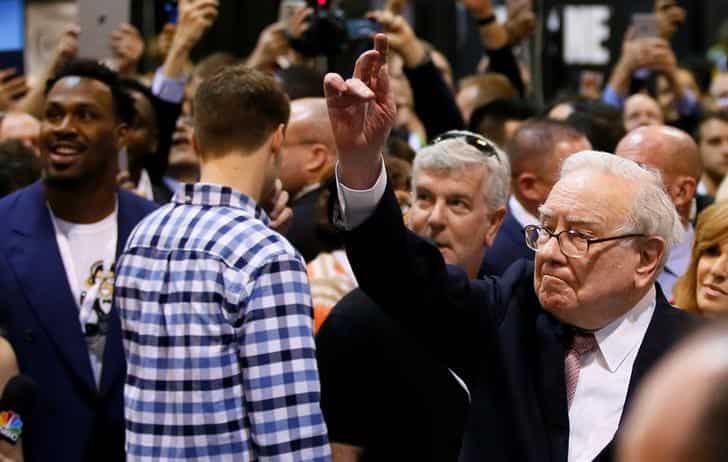 Warren Buffett assails Wells Fargo, defends 3G at wide-ranging meeting