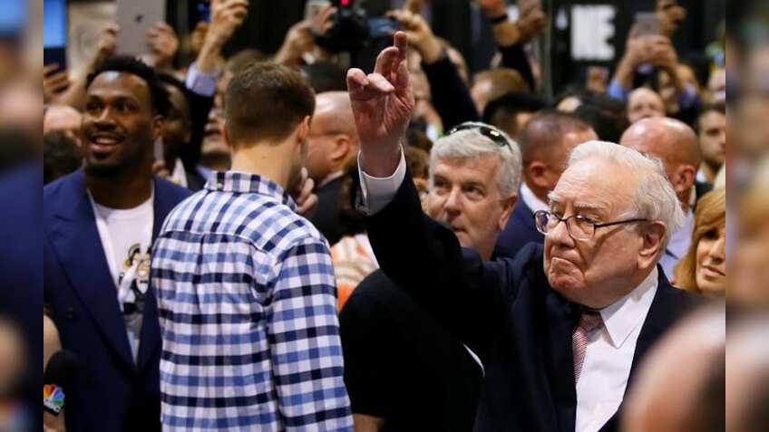 Warren Buffett assails Wells Fargo, defends 3G at wide-ranging meeting