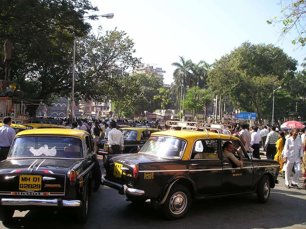 Maharashtra lifts ban on taxi, rickshaw licences but will commuters