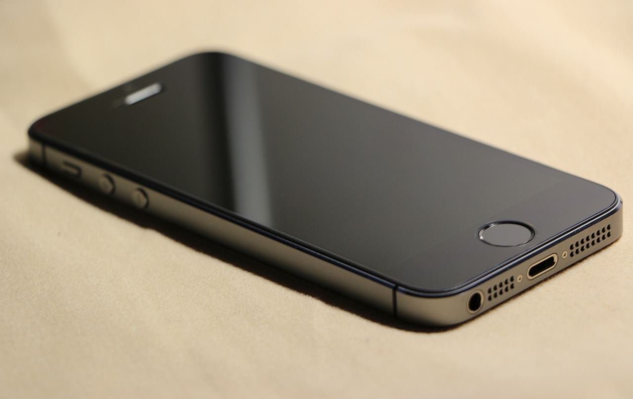 Assembled-in-India Apple iPhone SE in stores, but price stays the same