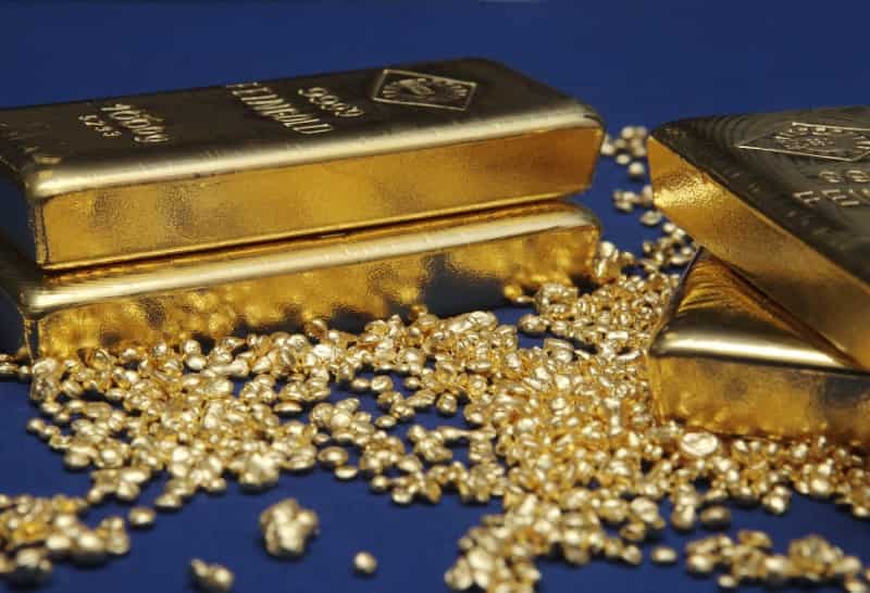 Gold dips as Fed minutes signal no consensus on rate hikes