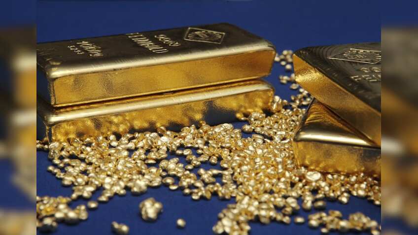 Gold dips as Fed minutes signal no consensus on rate hikes