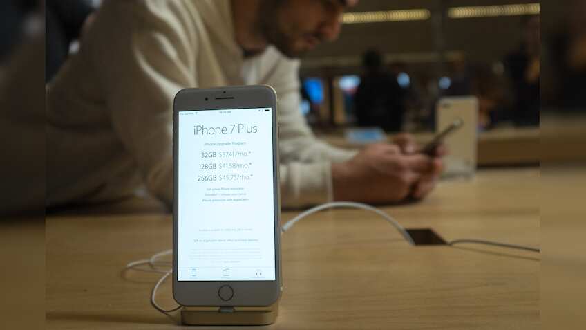 Apple beats profit estimates, boosting shares