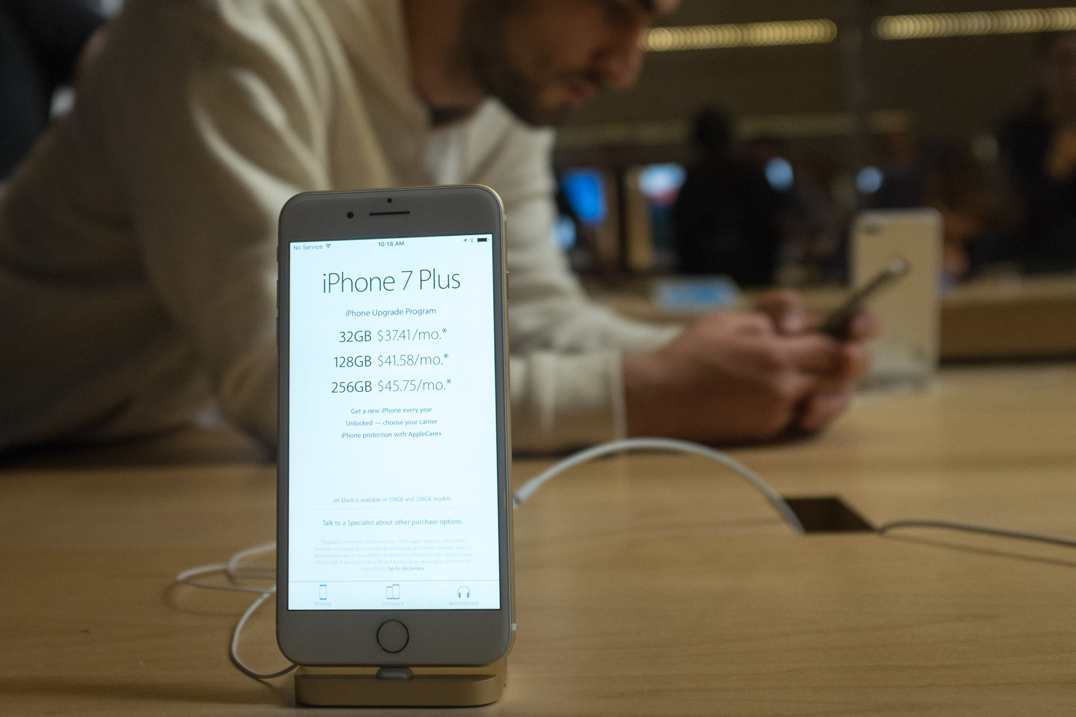 Apple beats profit estimates, boosting shares