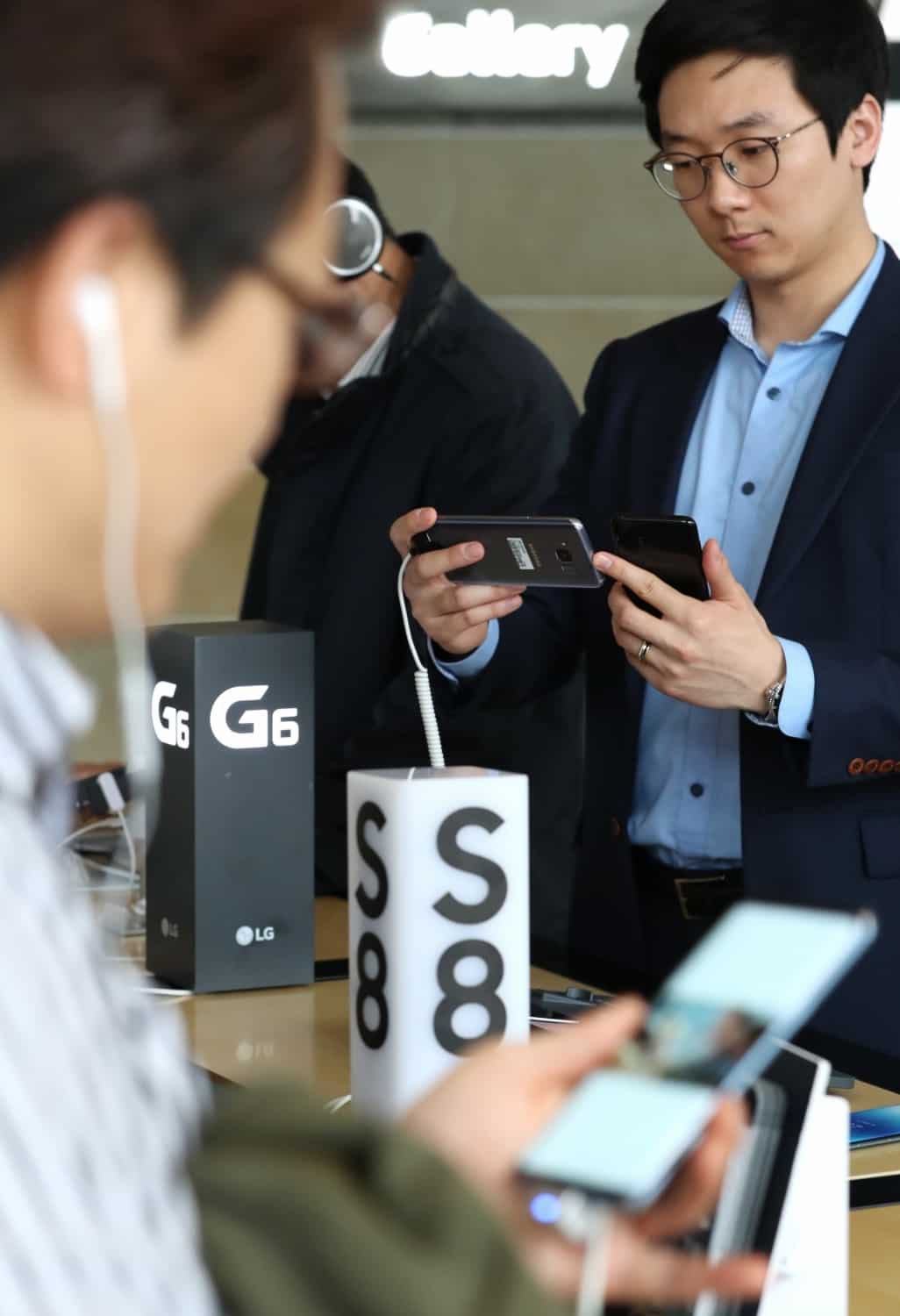 Samsung ships nearly twice the number of phones than Apple between April to June 2017 