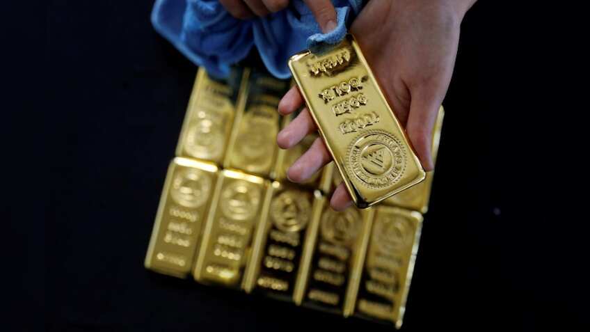 Gold inches down; investors shift focus to Jackson Hole summit