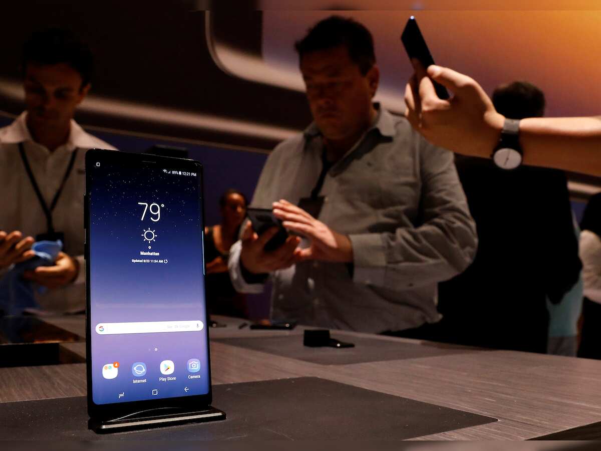 Samsung seeks to bury fiery past with Galaxy