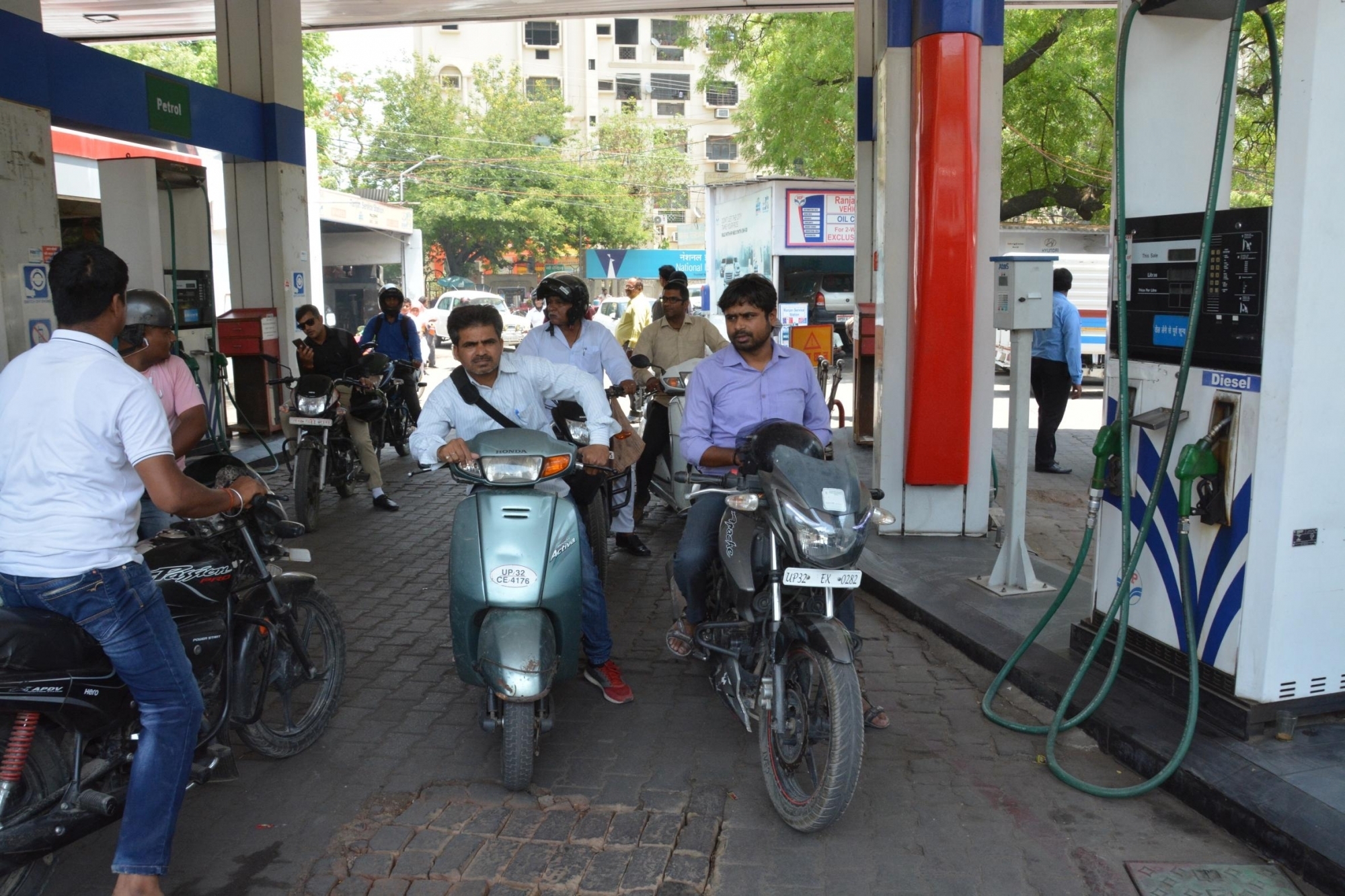 Why govt is wrong that car, bike buyers are rich enough to afford high petrol, diesel prices