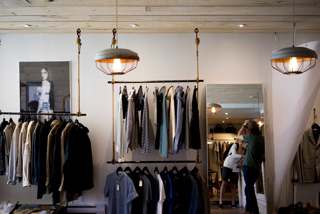 E-commerce firms switch from online to offline strategy to get ahead in Indian market