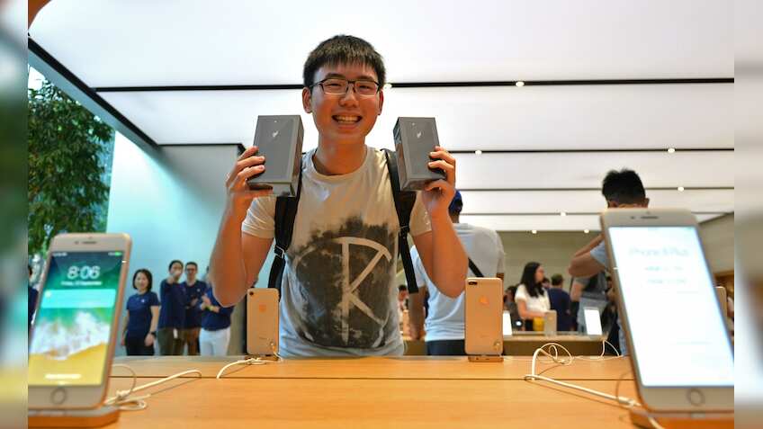 Reports of iPhone 8 Plus screen splits open while charging emerge