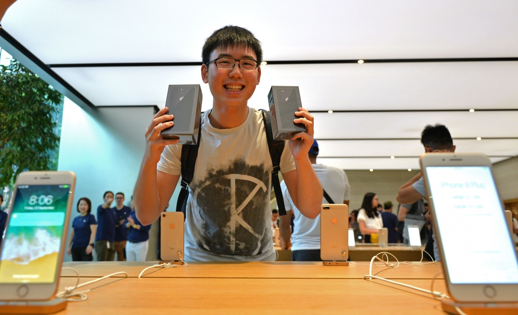 Reports of iPhone 8 Plus screen splits open while charging emerge