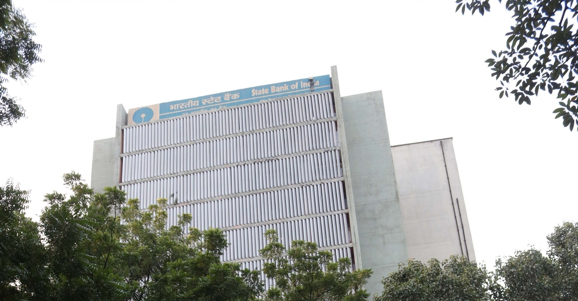 SBI Life Insurance debuts on bourses at 5%