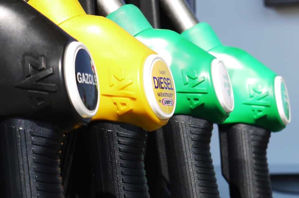 Maharashtra cuts VAT on petrol by Rs 2 per litre and diesel by Rs 1 per litre