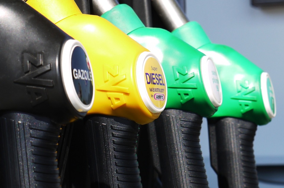 Maharashtra cuts VAT on petrol by Rs 2 per litre and diesel by Rs 1 per litre