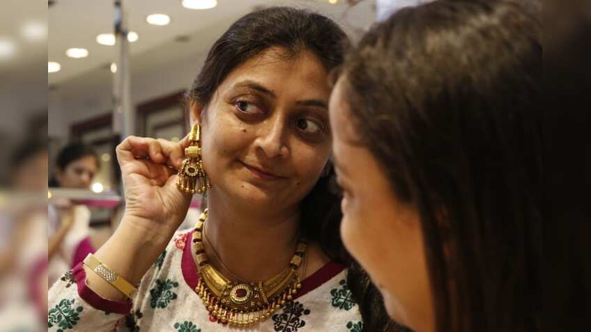 Gold prices steady amid firm dollar