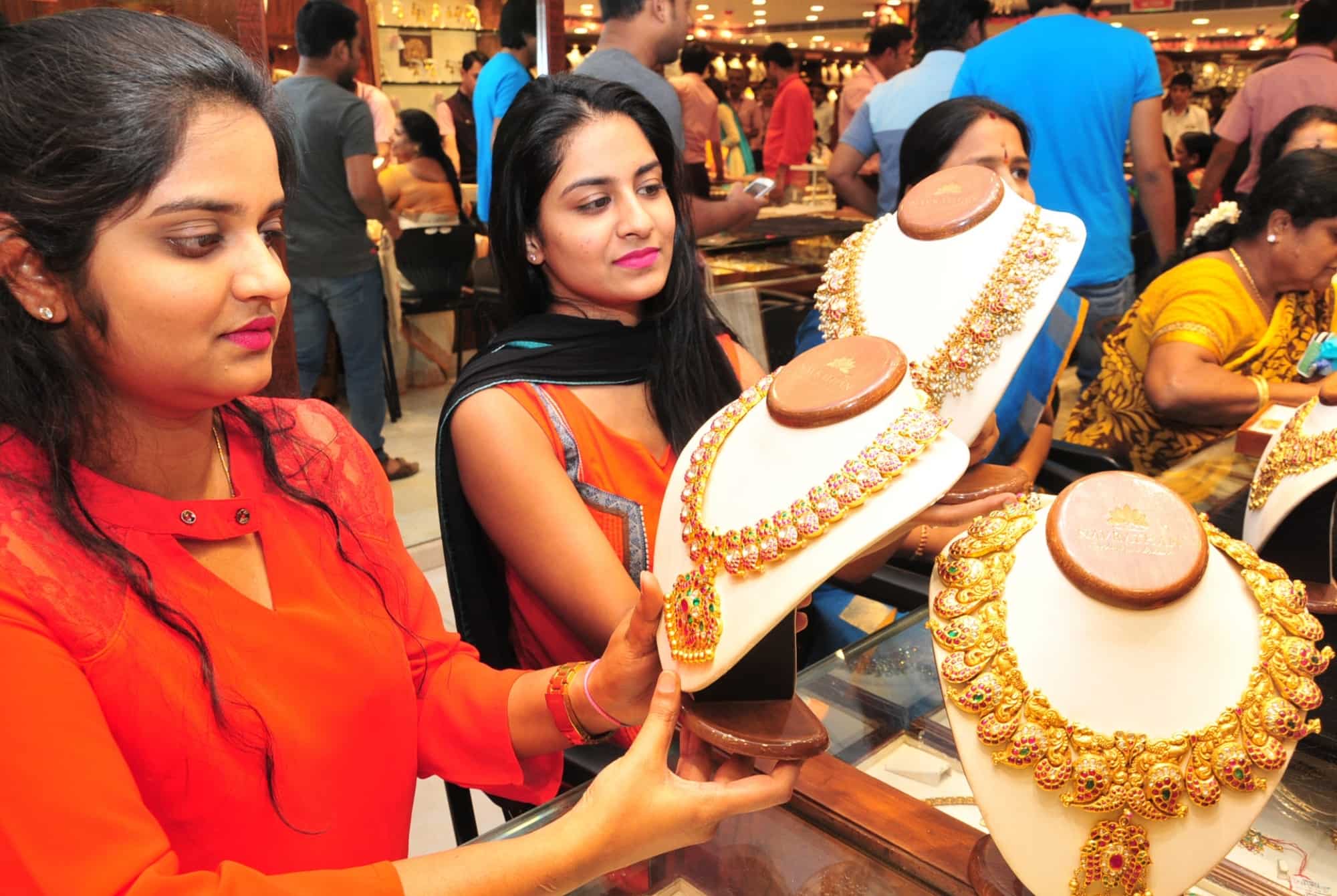 Festive cheer fails to make gold sparkle; tumbles by Rs 100 on global cues