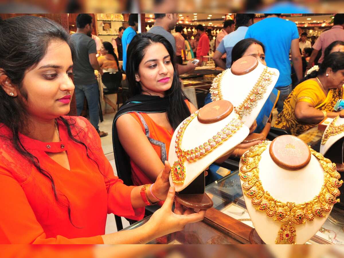 Festive cheer fails to make gold sparkle; tumbles