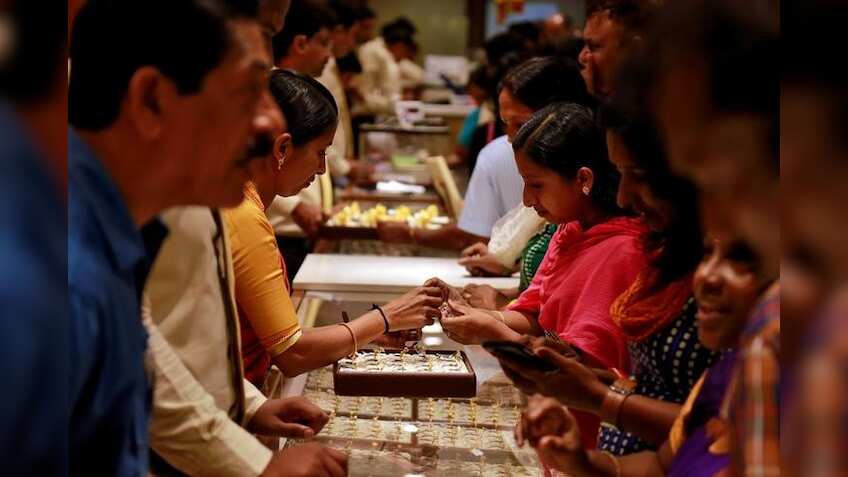 Gold hits one-week low after U.S. economic data