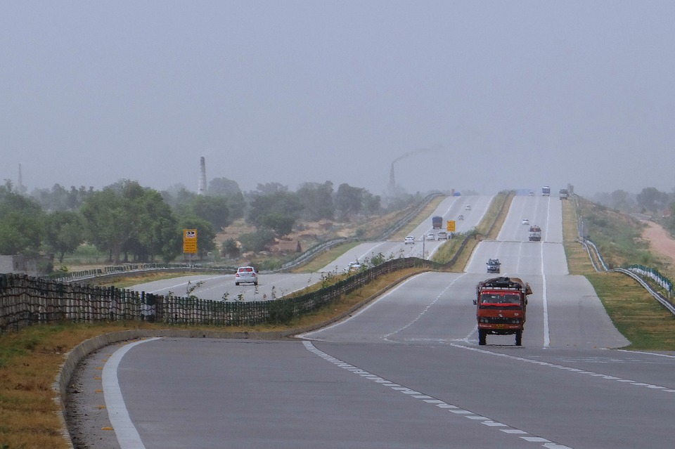 Gadkari to meet NHAI officials,developers for expediting projects