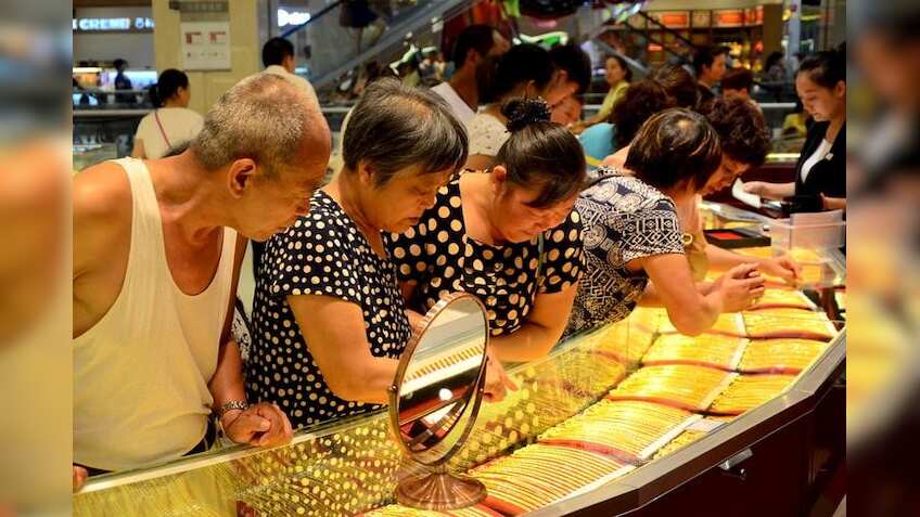 Gold jumps more than 1% on geopolitical risks