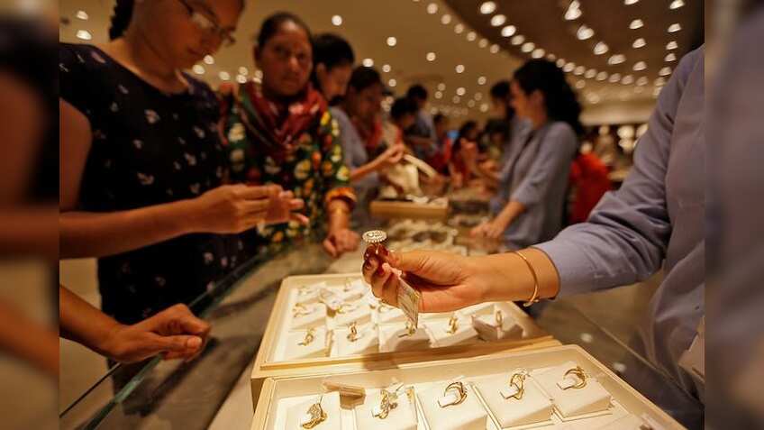 Gold inches down amid Fed inflation concerns