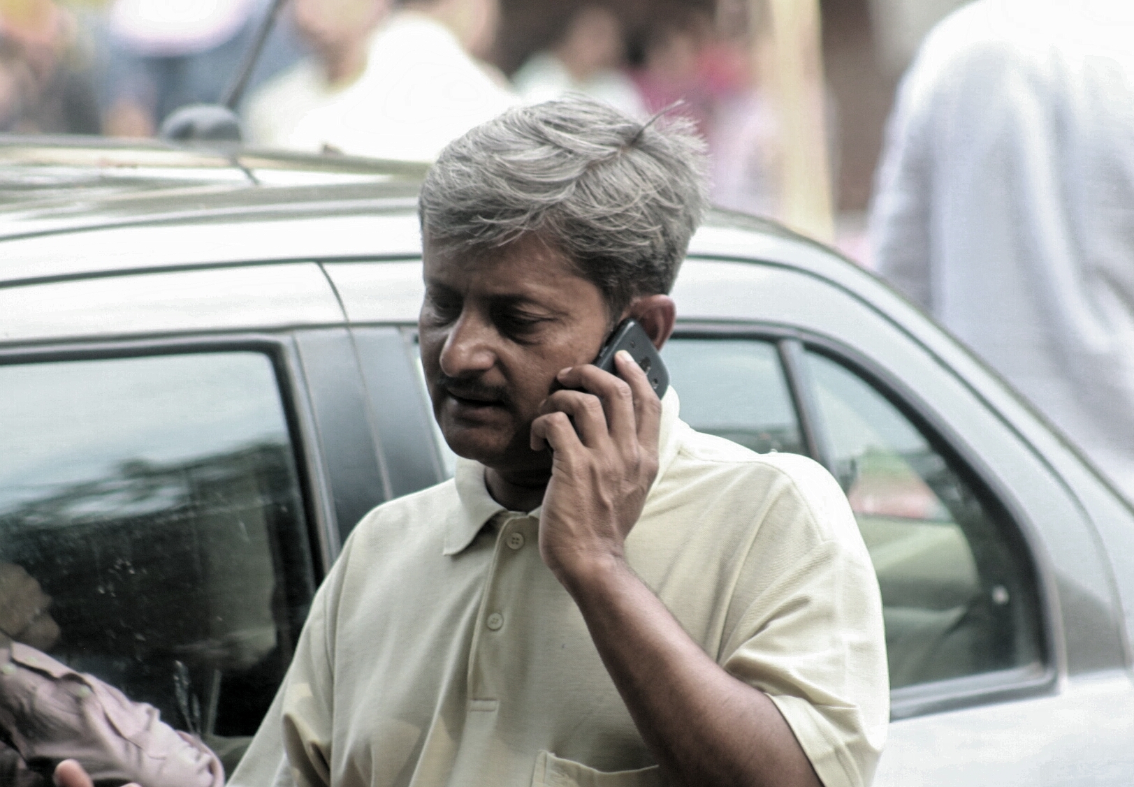 Telcos change tactics to get you to link mobile with Aadhaar