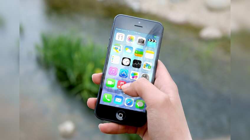Amazon offers Apple iPhone SE at 50% off for Rs 18,990