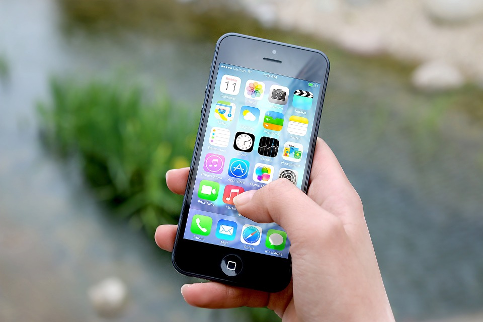 Amazon offers Apple iPhone SE at 50% off for Rs 18,990