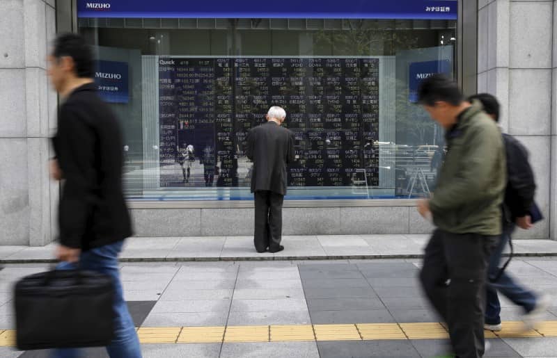 Asian shares flat, Fed hike expectations underpin dollar