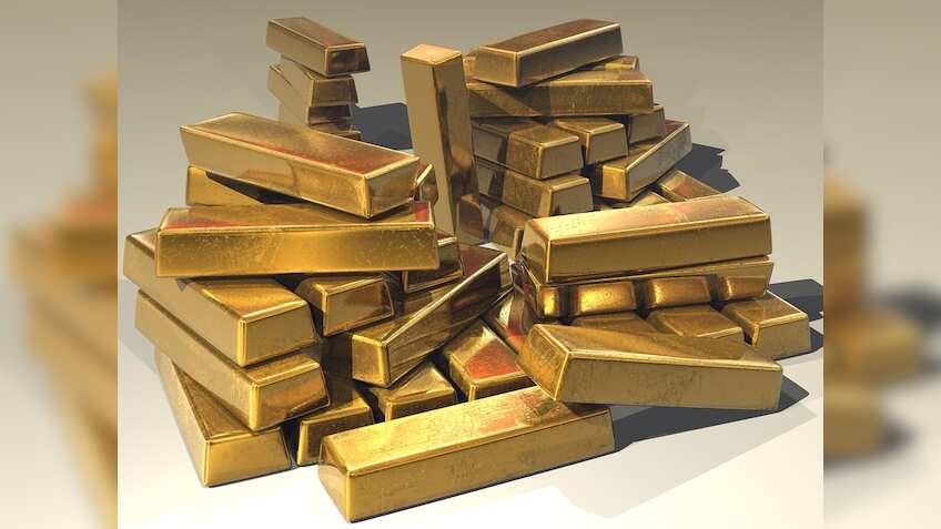 Gold hovers below 2 week high, but eyes second weekly gain