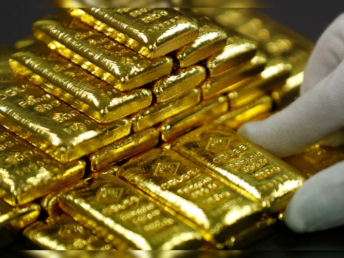 Gold dips as dollar firms on US rate