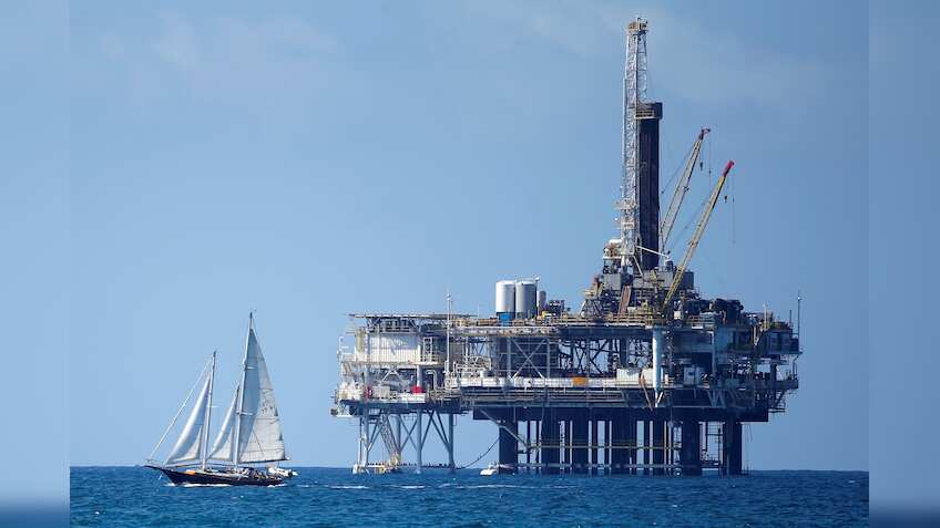 Oil prices fall over 1% on recovery in US output