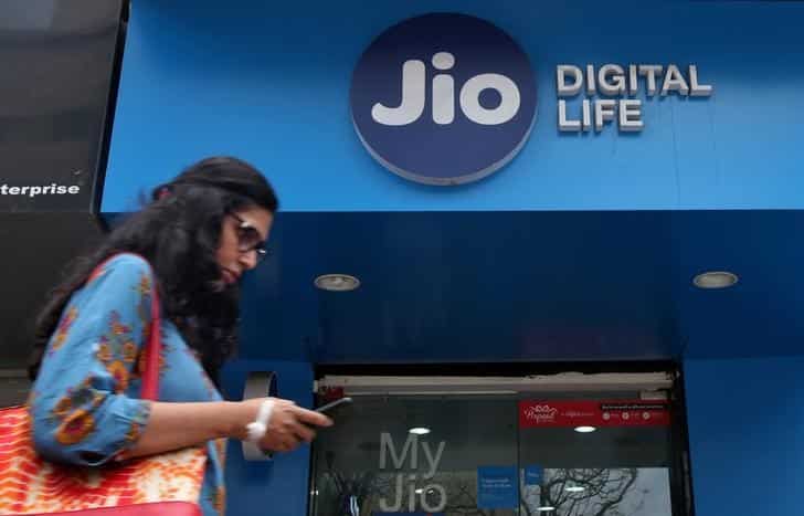 Indian telecom stocks fall after Jio cuts tariffs