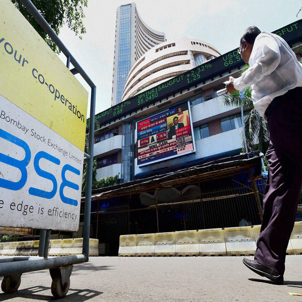 Market take heavy beating, tumble 983 points for the week